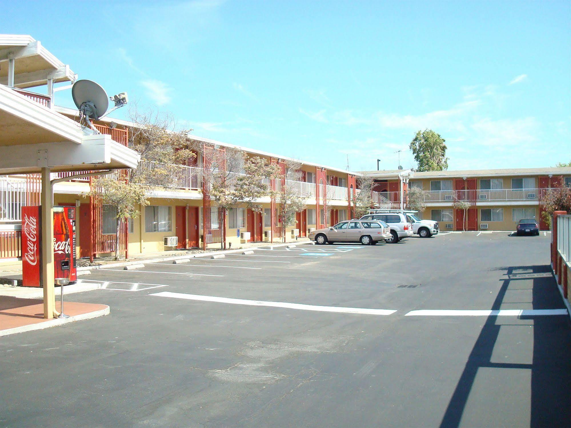 Heritage Inn Милпитас Екстериор снимка